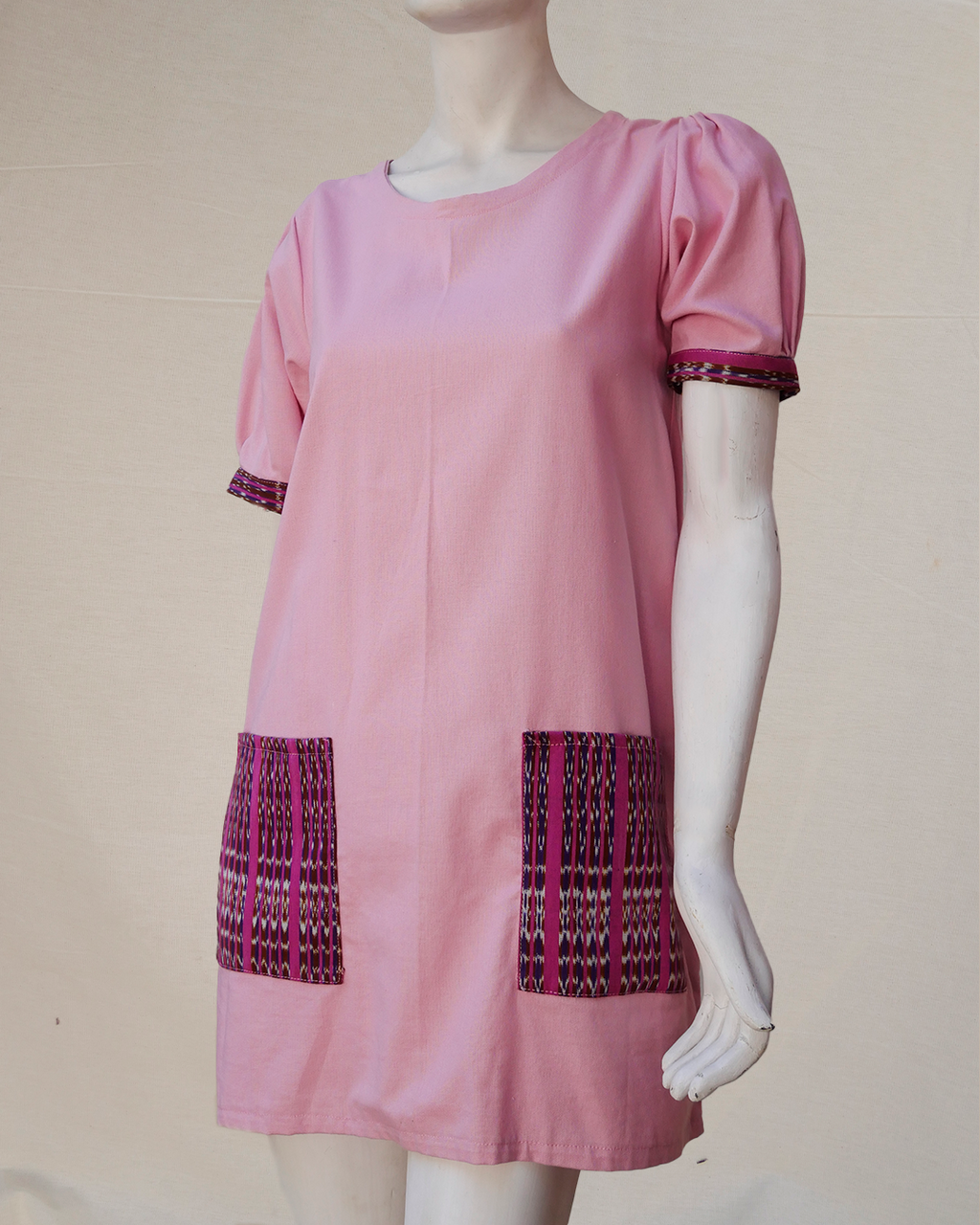 Vestido de lino rosa con rebozo.