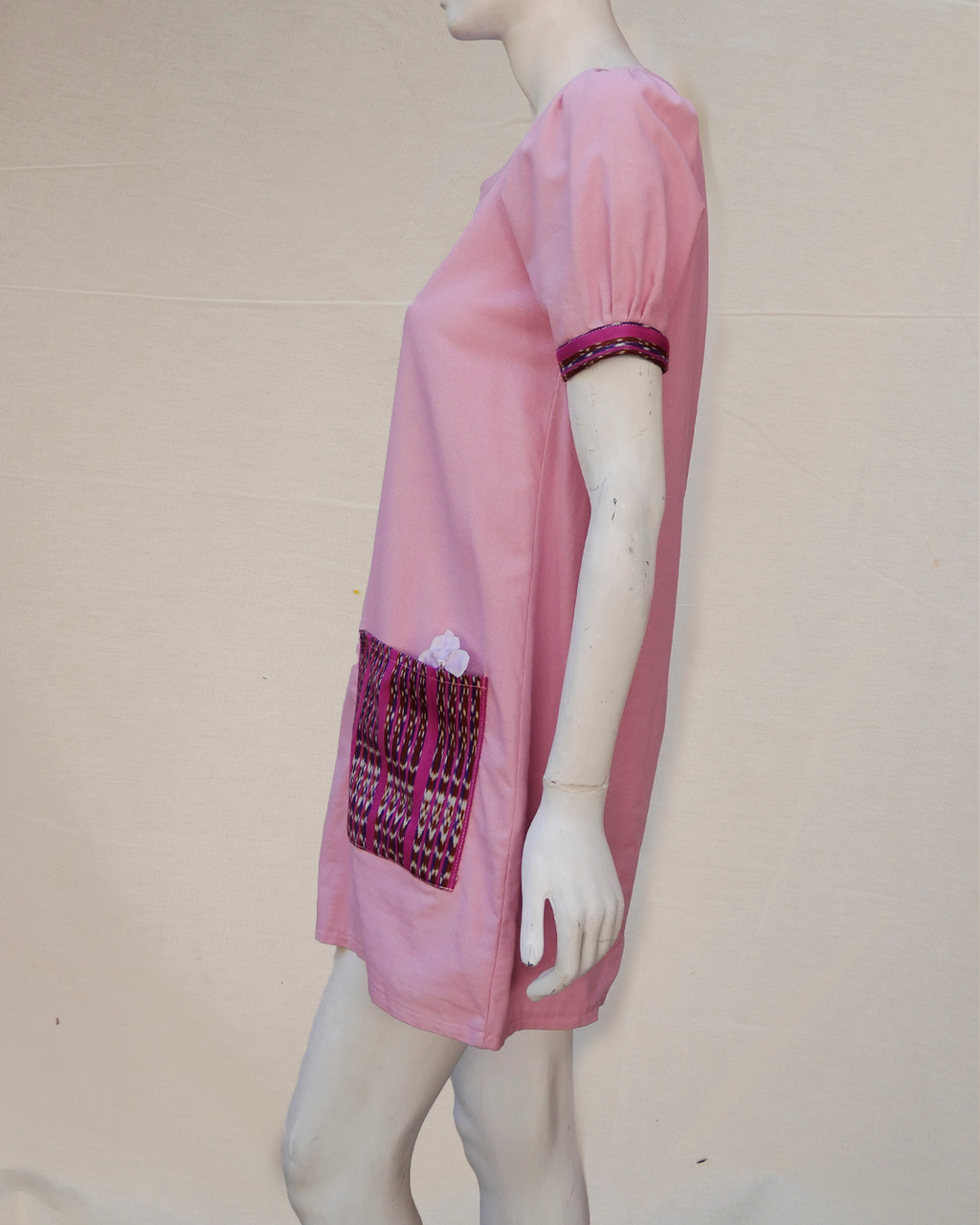 Vestido de lino rosa con rebozo.