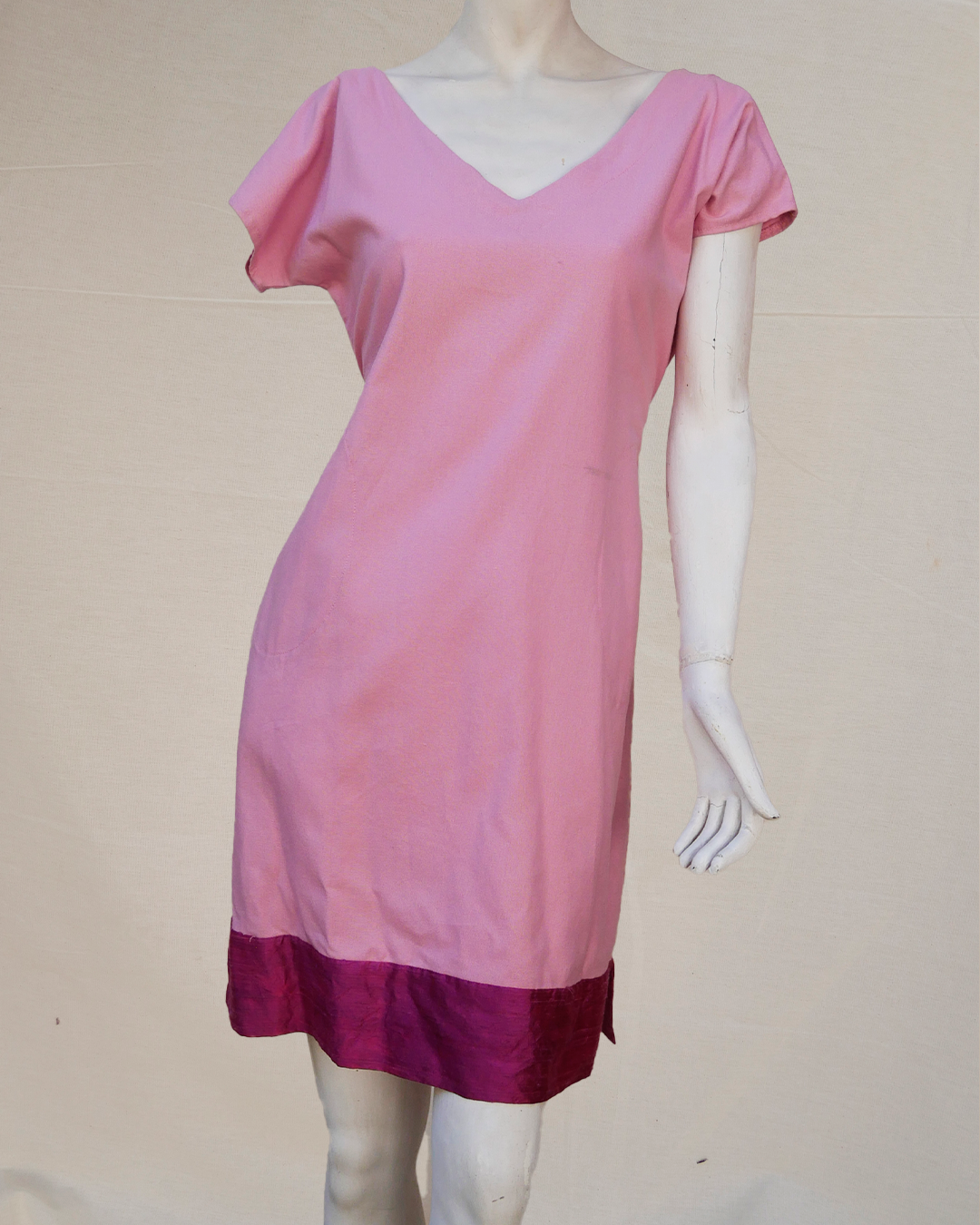 Vestido de lino azul con seda rosa mexicano.