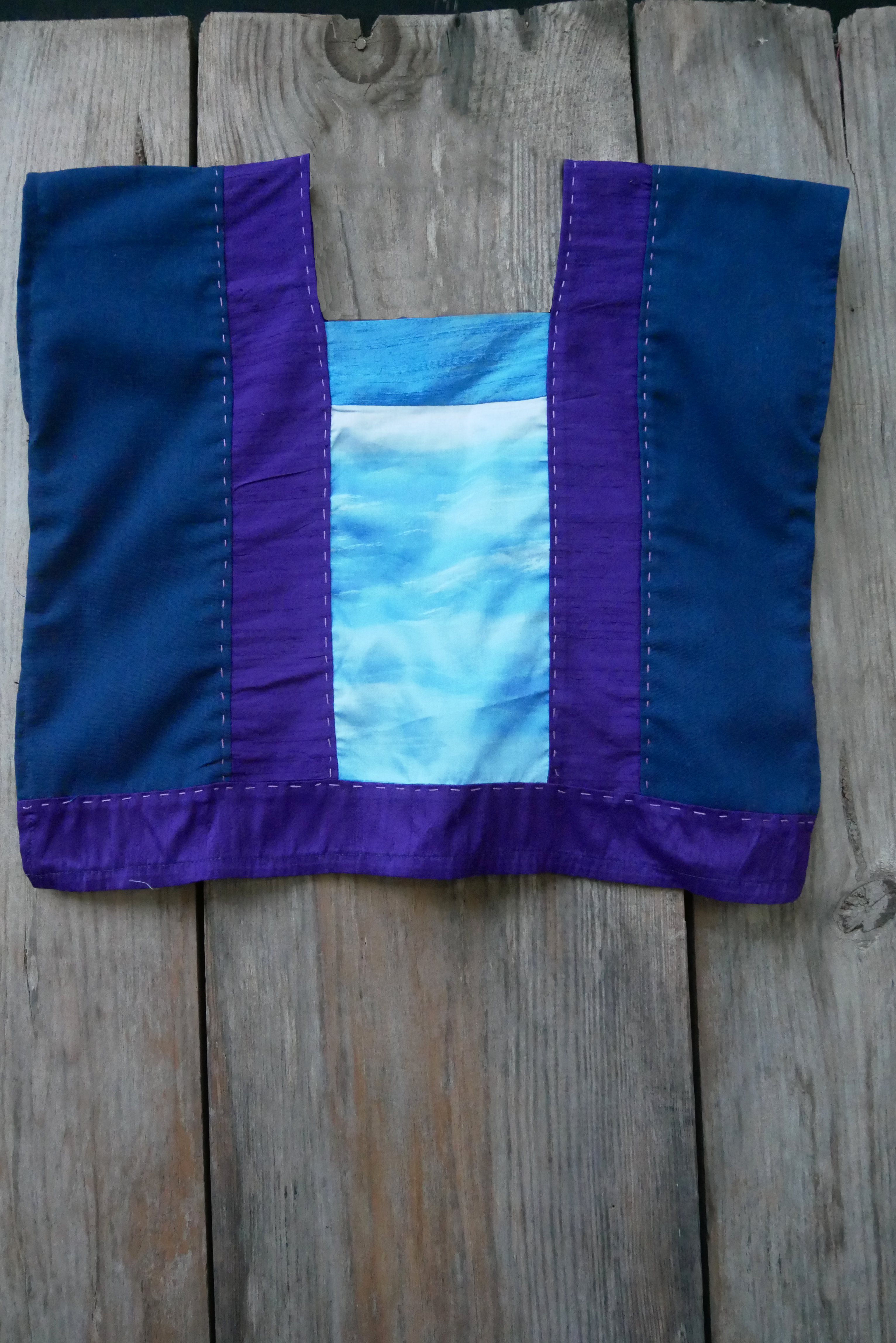 Huipil con seda con estampado.