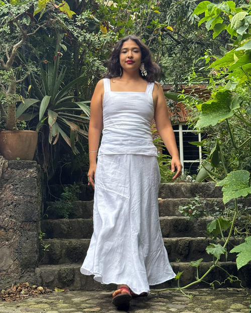 Conjunto de blusa y falda de lino blanco.