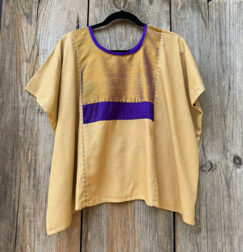 Huipil - Seda dorada con azul.