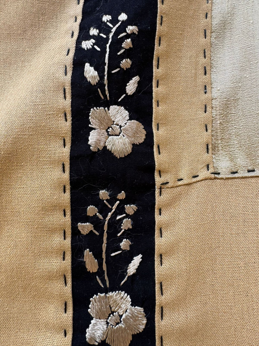 Huipil Amarillo con negro y dorado.