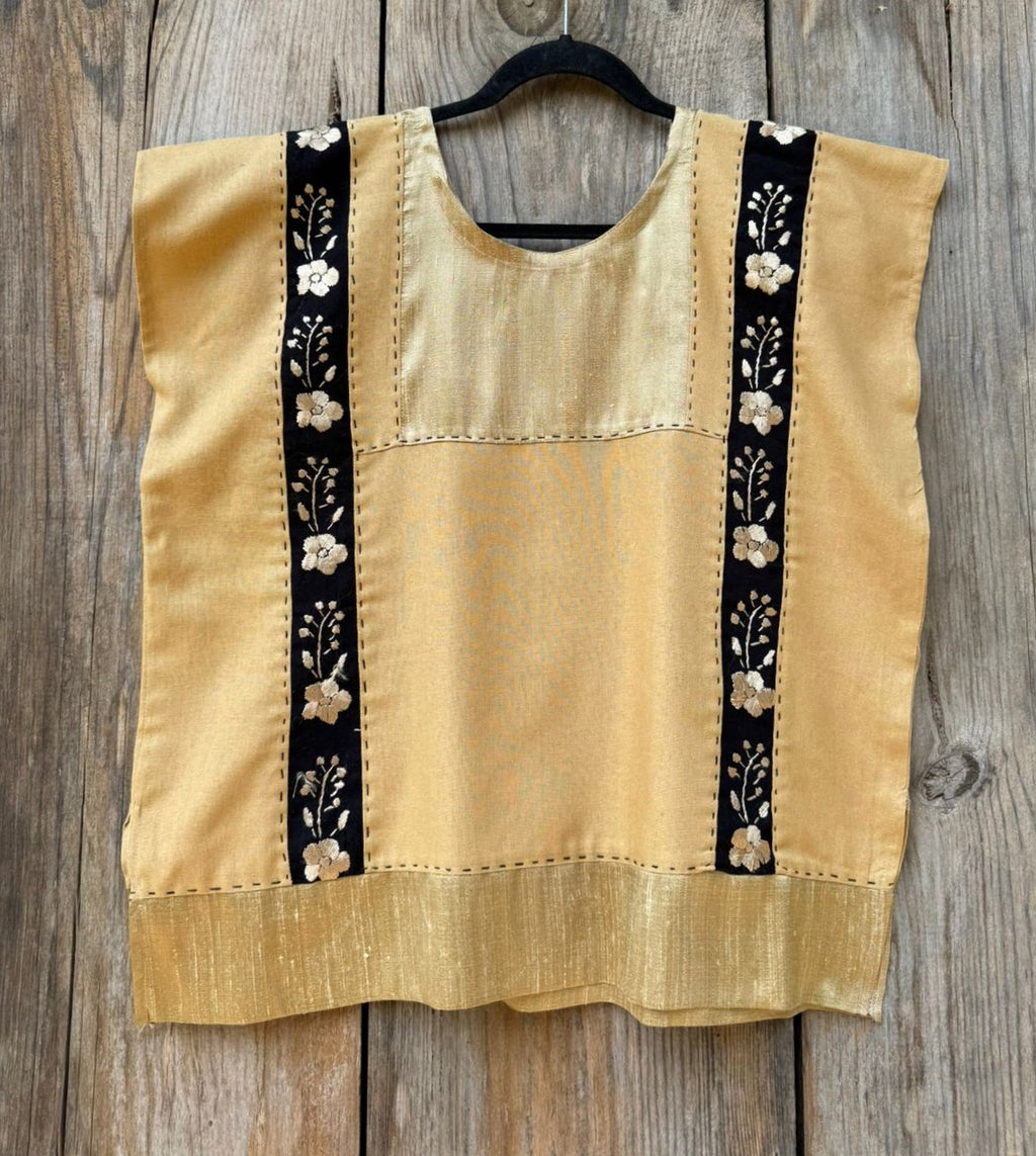 Huipil Amarillo con negro y dorado.