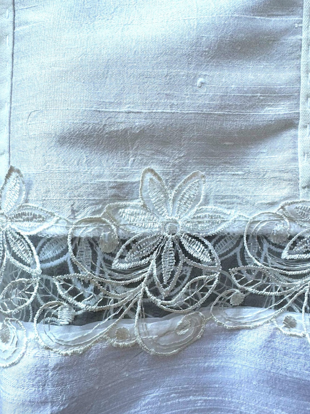 Huipil blanco de seda y encaje hecho a mano.