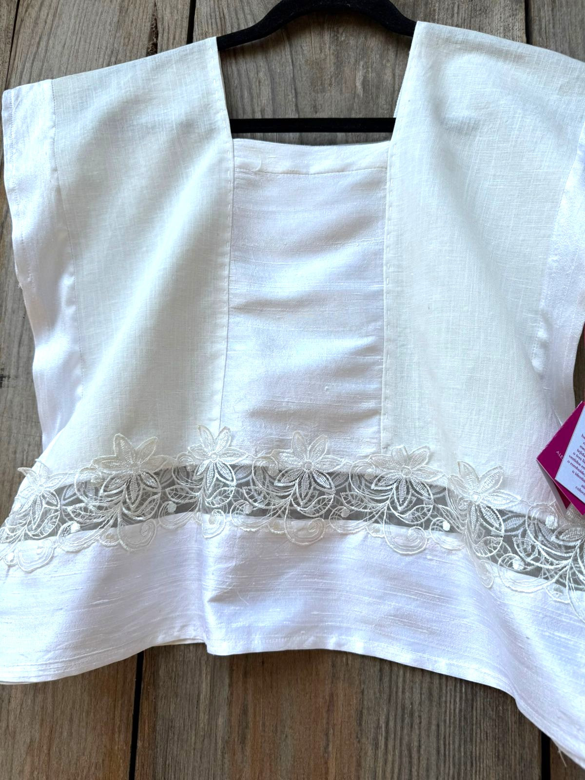 Huipil blanco de seda y encaje hecho a mano.