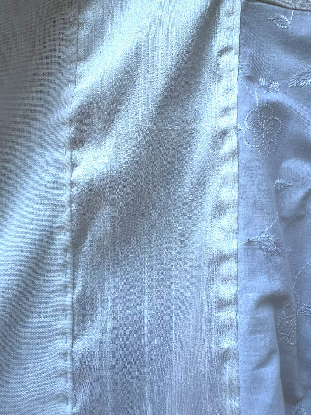 Huipil blanco de seda con lino.