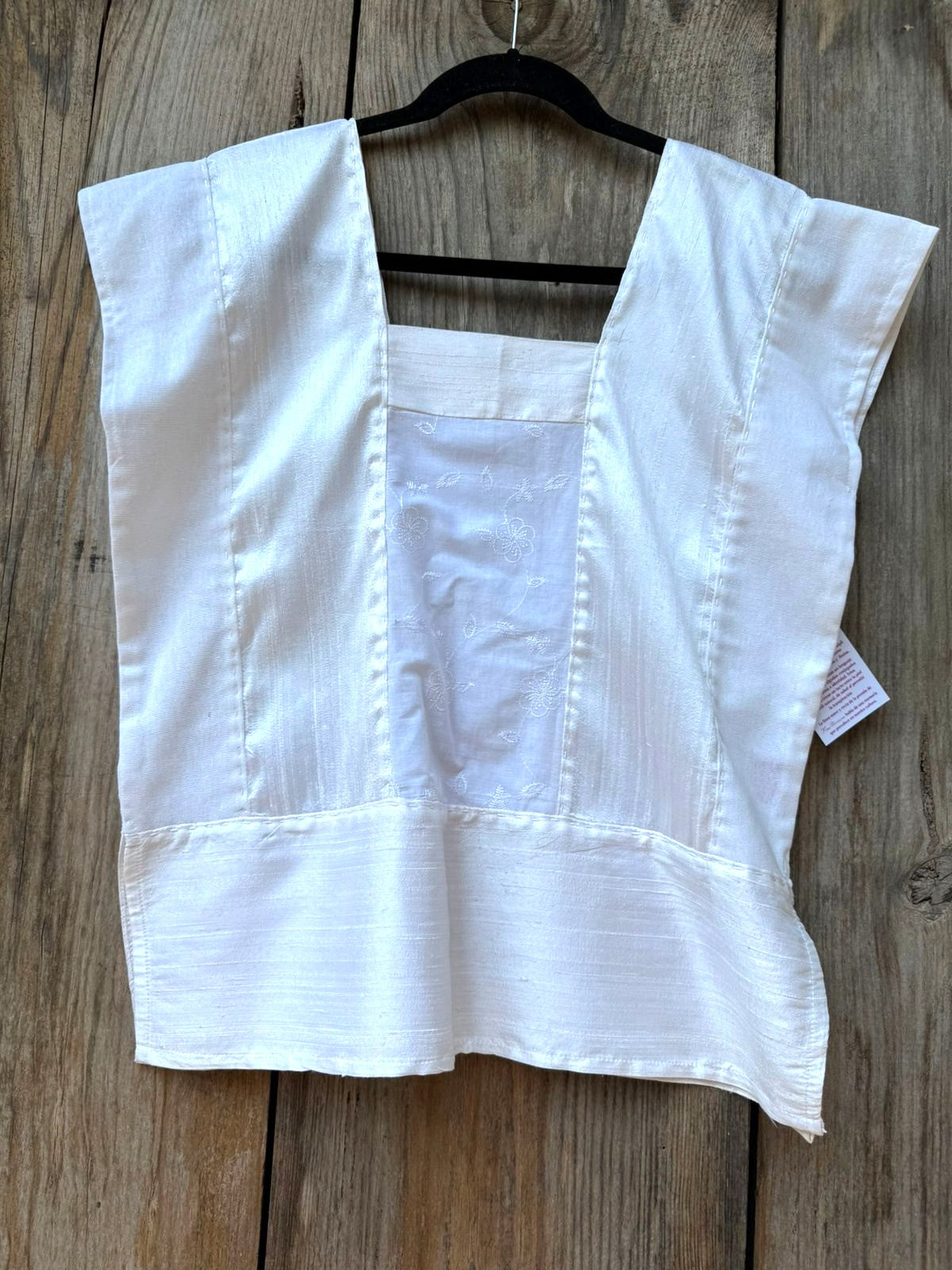 Huipil blanco de seda con lino.