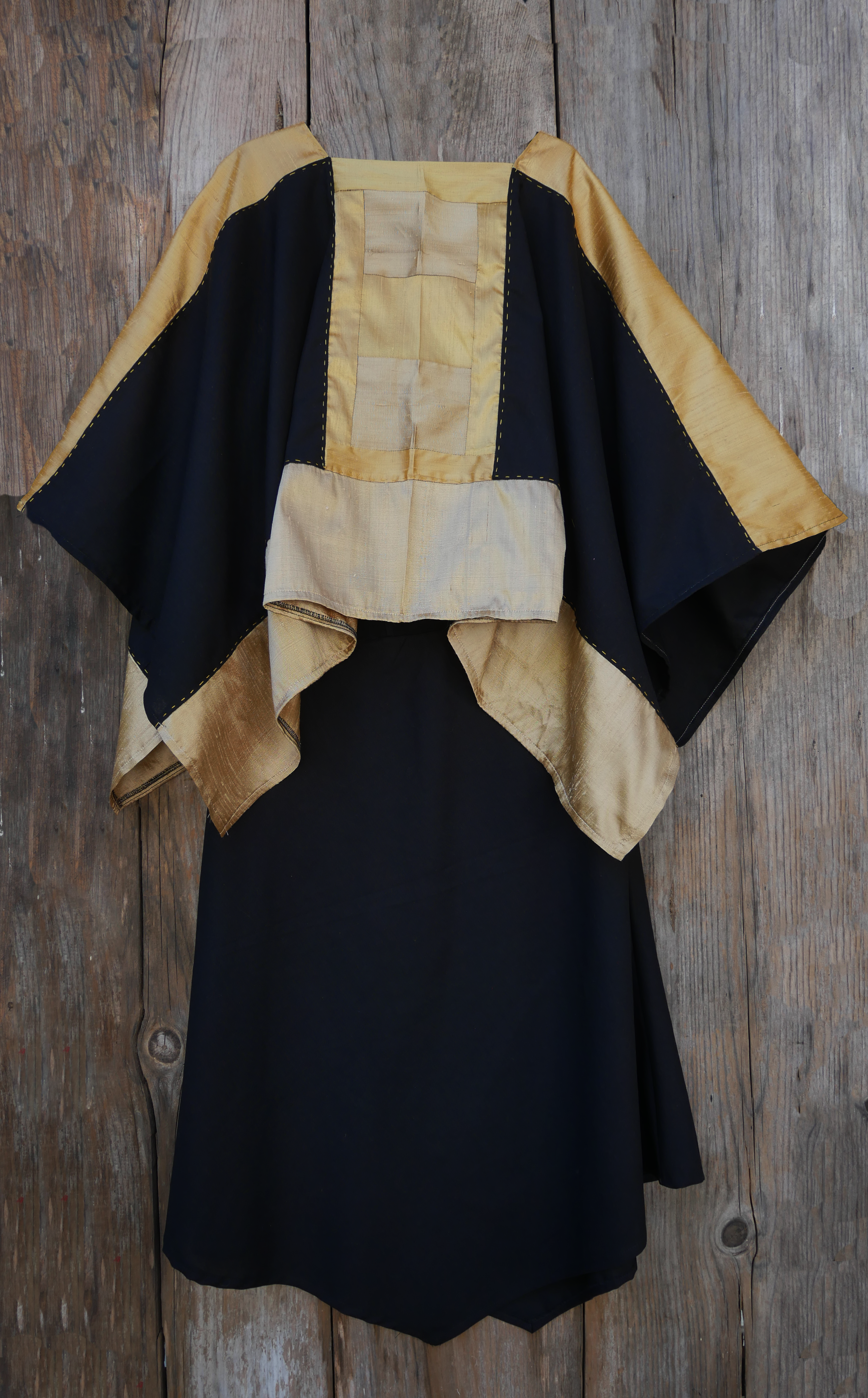 Conjunto huipil dorado.