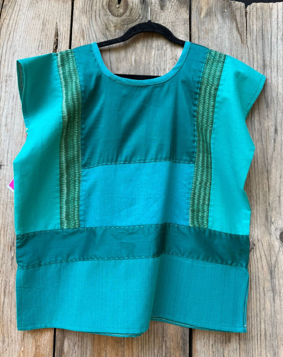 Huipil de lino turquesa con verde de seda y rebozo.