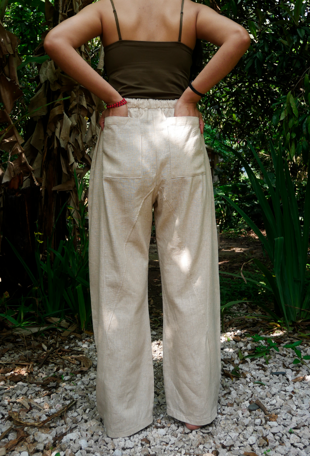 Pantalón de lino corte recto.