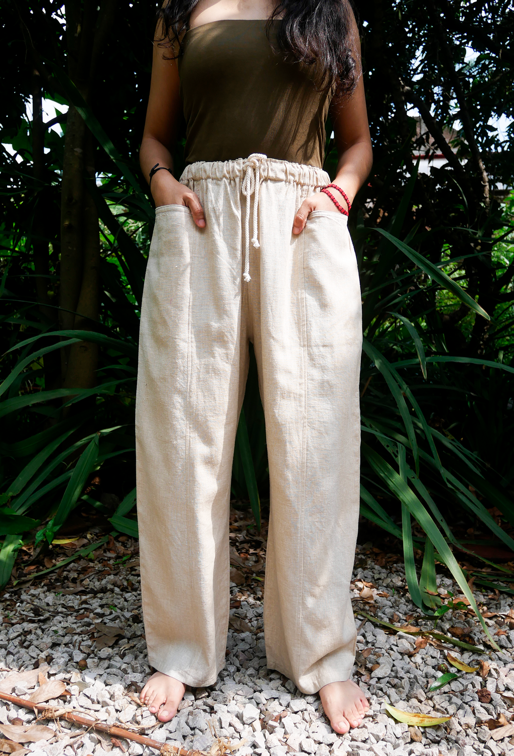 Pantalón de lino corte recto.