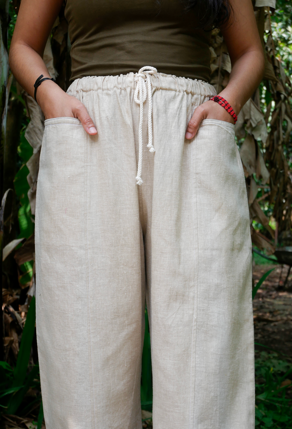 Pantalón de lino corte recto.