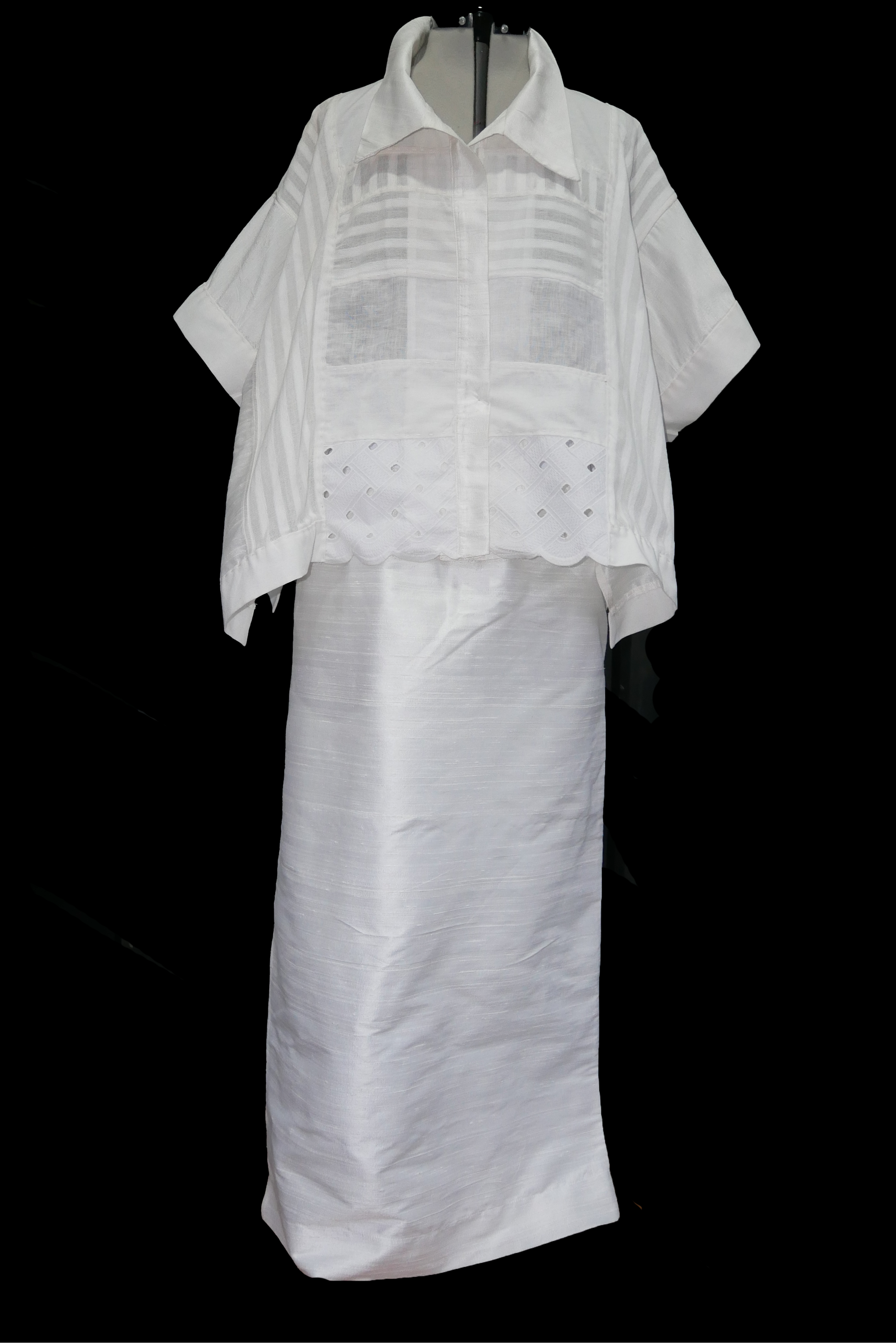 Conjunto blanco de falda de seda con huipil.