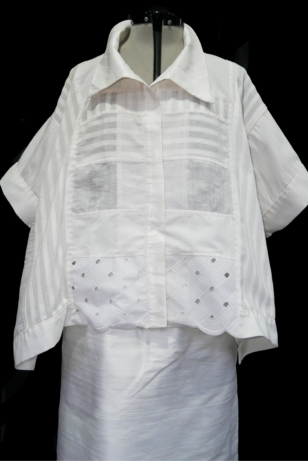 Conjunto blanco de falda de seda con huipil.