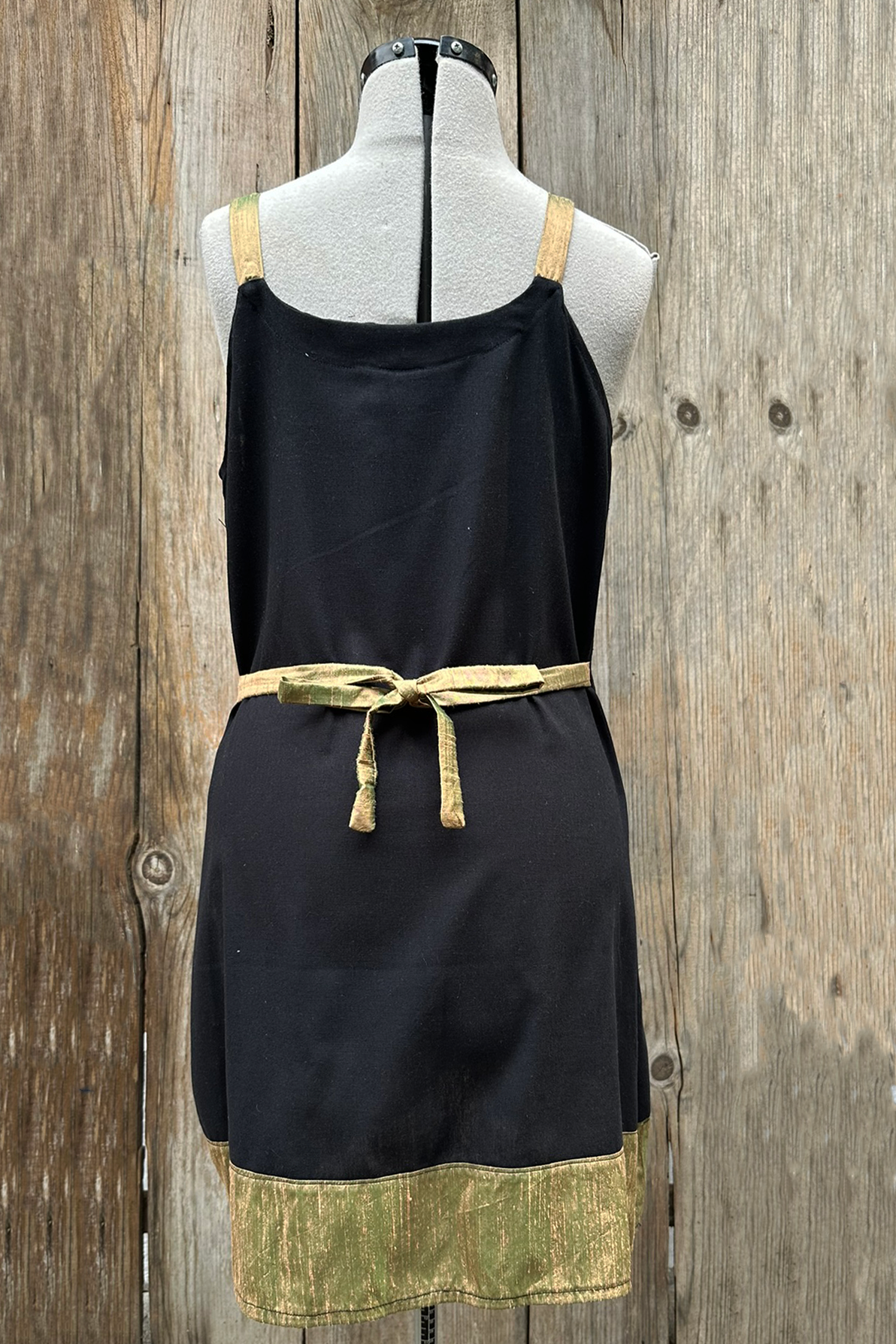 Vestido corto de lino negro con seda verde olivo.
